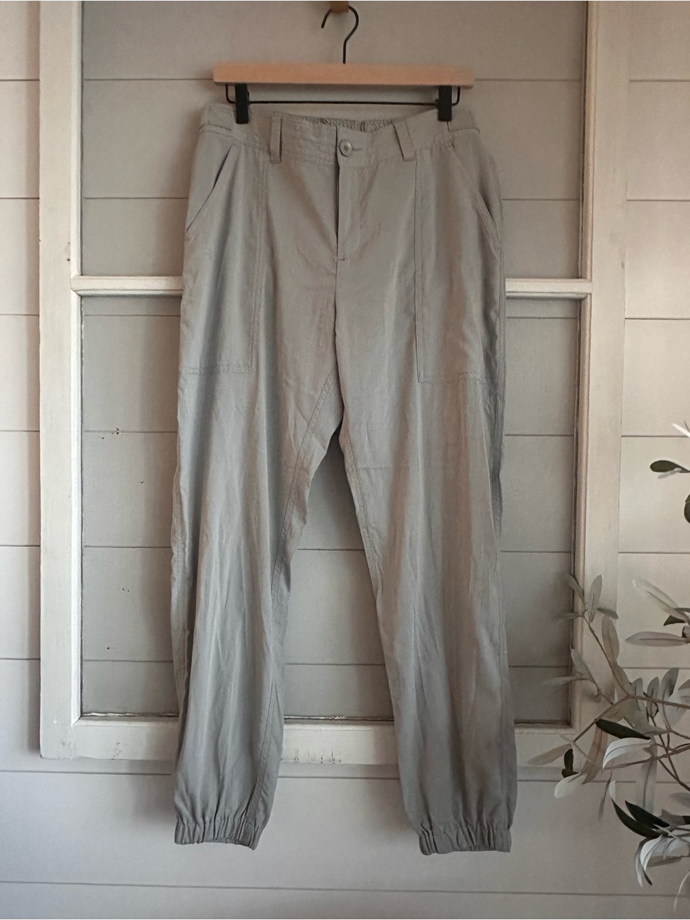 NEW Under Armour Women's Light Gray Jogger Pants